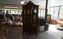 A Lovely Display Cabinet.
W.102 D.49 H.217 Cm.