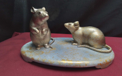 A Heavy Metal Rat on Stand.
W.29 H.15 Cm.