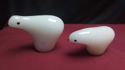 2x Glass Polar Bears. 
Large H.9 L.13 Cm. 
Small H.7 L.13 Cm.