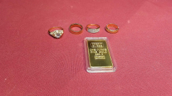 Credit Suisse gold bar, with 4 gold plated vintage rings