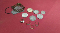 Victorian 1920s style silver gate mesh coin purse, with 6 old coins and 4 gold plated rings 