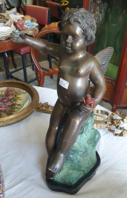 A beautiful metal bronzed cherub holding roses with marble base.
H. 39 Cm.