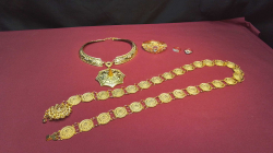 5 Vintage style costume jewelry items. 